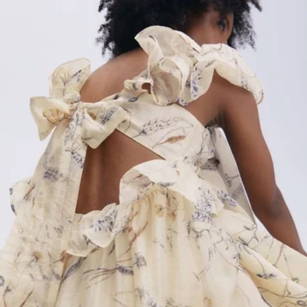 H&M floral ruffle dress blogger’s favorite.